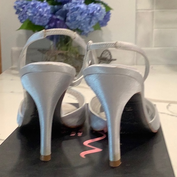 NINA SILVER FABRIC HEELS SIZE 7.5 - Picture 6 of 8